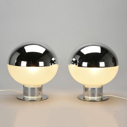 null Ishii MOTOKO (née 1938)

Paire lampes de table à base circulaire chromée d'où...