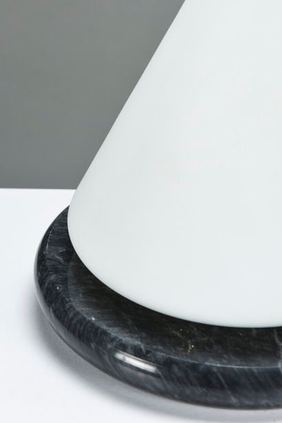 null LUCE MURANO

Lampe de table à base circulaire en granit noir à un réflecteur...