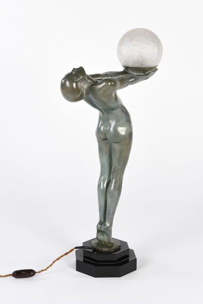 null Max LE VERRIER (1891-1973)

Lampe modèle Clarté en bronze à patine vert antique...