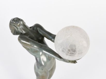 null Max LE VERRIER (1891-1973)

Lampe modèle Clarté en bronze à patine vert antique...