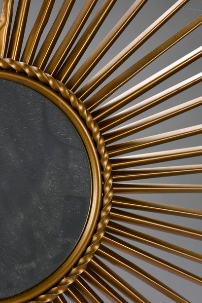null CHATY VALLAURIS

Miroir soleil à glace centrale à encadrement rayonnant en métal...