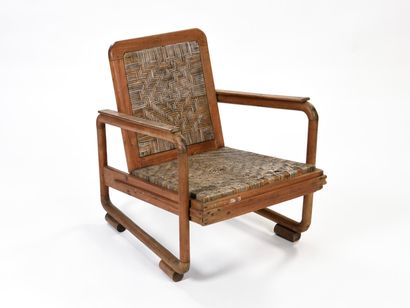 null TRAVAIL 1950

Paire de fauteuils bas à structure en bois massif à assise et...
