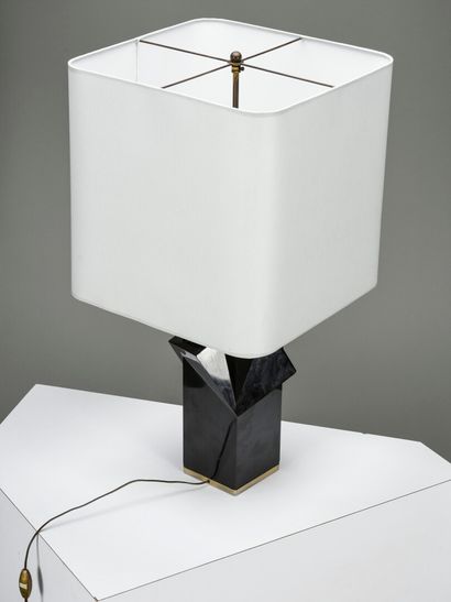 null Philippe CHEVERNY (XXème) 

Grande lampe de table de forme quadrangulaire à...