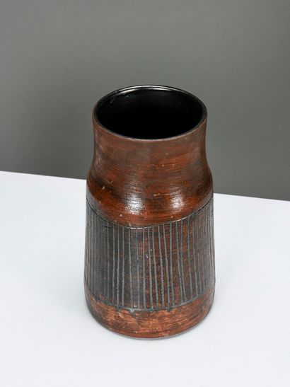 null Jacques POUCHAIN (1925-2015)

Vase de forme tronconique en terre chamottée émaillée...