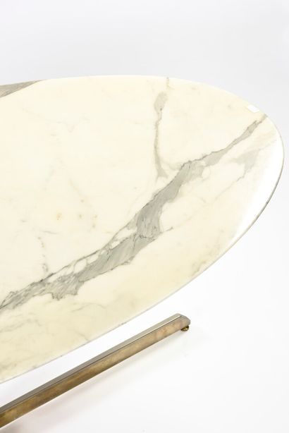 null ROCHE BOBOIS

Dining room table with oval top in Carrara marble resting on a...