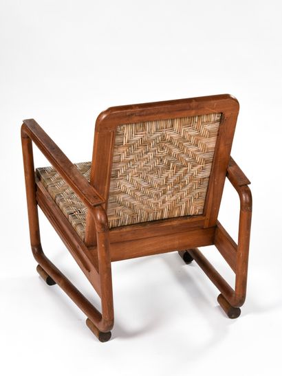 null WORK 1950

Low armchair with solid wood structure and rattan seat and back.

H:...
