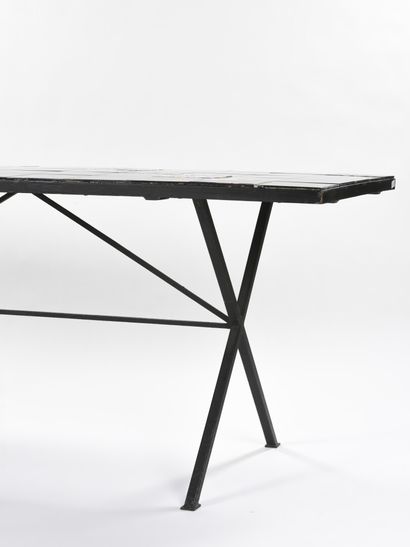 null WORK 1950

Large dining room table with black lacquered metal X-shaped legs...