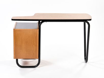 null Robert CHARROY (XX-XXI th)

Black lacquered tubular base desk with a lateral...