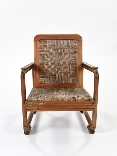 null TRAVAIL 1950

Paire de fauteuils bas à structure en bois massif à assise et...