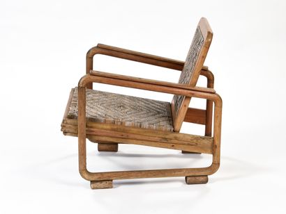 null TRAVAIL 1950

Paire de fauteuils bas à structure en bois massif à assise et...