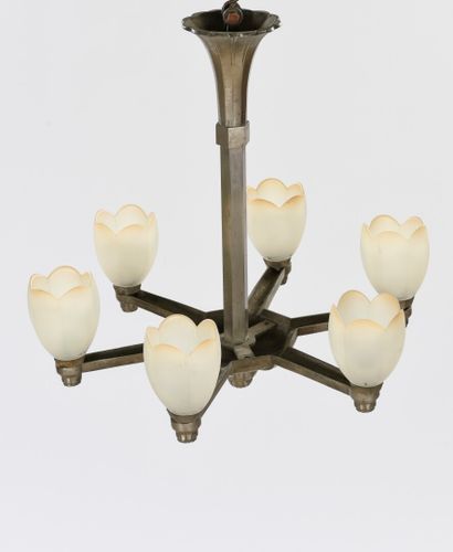 null ART DECO WORK

Chandelier with a silver bronze structure decorated with satin...