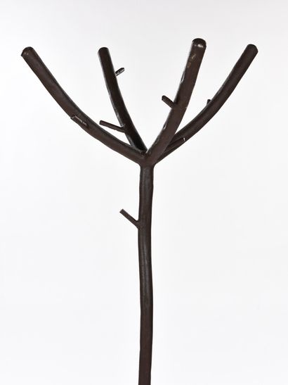  TRAVAIL 1940 
Porte-manteau quadripode représentant un arbre en fer forgé peint...