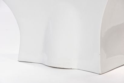 null Ron ARAD (Born in 1951)



Big E armchair in white lacquered moulded polyethylene....