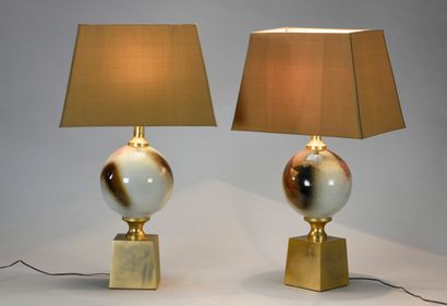 null TRAVAIL 1970

Paire de lampes de tables à base quadrangulaire en métal doré...