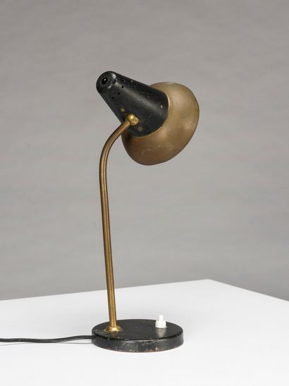 null TRAVAIL 1950

Lampe de table à base circulaire en métal laqué noir et laiton...