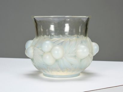 null René LALIQUE (1860-1945)

Vase modèle Prunes en verre-moulé pressé patiné opalescent...