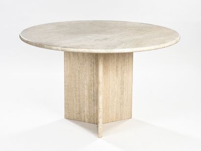 null ITALIAN WORK 1970 

Travertine dining table with round top with rounded edges...