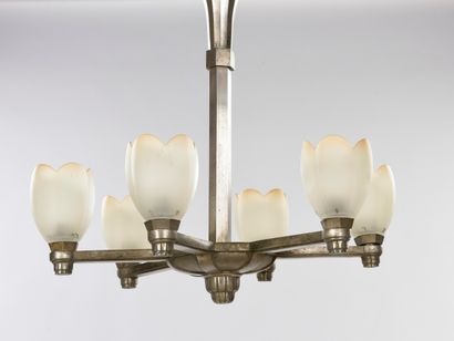 null ART DECO WORK

Chandelier with a silver bronze structure decorated with satin...