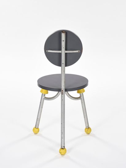 null Groupe TOTEM (1980-1987) Attribué à 

Suite de huit chaises en métal laqué gris...