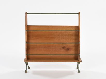null WORK OF 1950

Magazine rack resting on four small green lacquered metal legs...