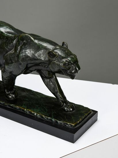 null Christiane CHILLY (XIX-XX) 

Panther walking 

Bronze with green patina resting...