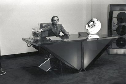 null Pierre CARDIN (1922-2020)

Rare desk Pyramide model in black lacquered wood...
