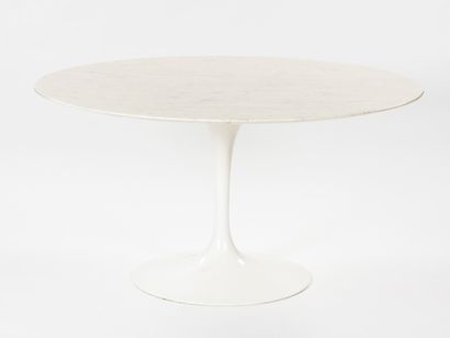null Eero SAARINEN (1910-1961)

Dining table Tulip model with circular top in Carrara...