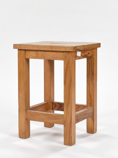 null WORK 1980

Set of four stools with square shape seat in solid pine.

H: 46 cm...