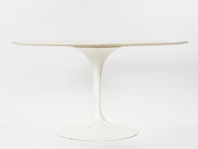 null Eero SAARINEN (1910-1961)

Dining table Tulip model with circular top in Carrara...