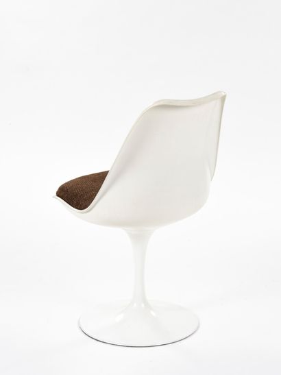 null Eero SAARINEN (1910-1961) 

Suite of six chairs model Tulip with shell in white...