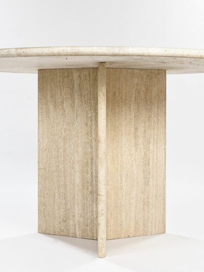 null ITALIAN WORK 1970 

Travertine dining table with round top with rounded edges...