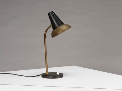 null TRAVAIL 1950

Lampe de table à base circulaire en métal laqué noir et laiton...
