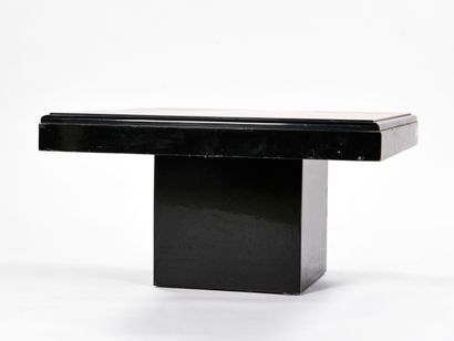 null ROCHE BOBOIS

Coffee table with a black lacquered cubic base on which rests...