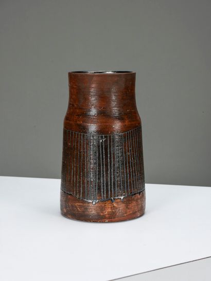 null Jacques POUCHAIN (1925-2015)

Vase de forme tronconique en terre chamottée émaillée...