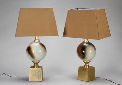 null TRAVAIL 1970

Paire de lampes de tables à base quadrangulaire en métal doré...