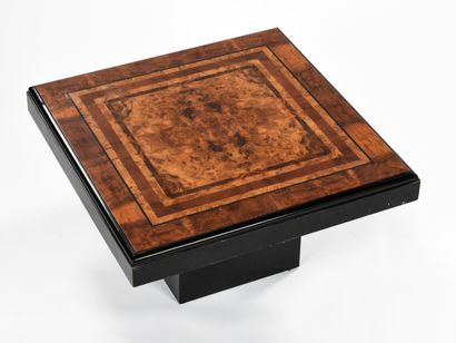null ROCHE BOBOIS

Coffee table with a black lacquered cubic base on which rests...