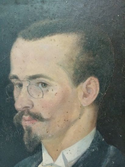 null Portrait d'homme aux binocles 

19e siècle 

Huile sur toile 

40 x 32 cm

(craquelures,...