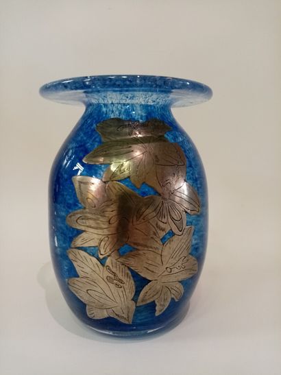 Vase en verre soufflé main email bleu 
H....