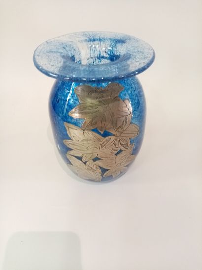 null Vase en verre soufflé main email bleu

H. 18 cm