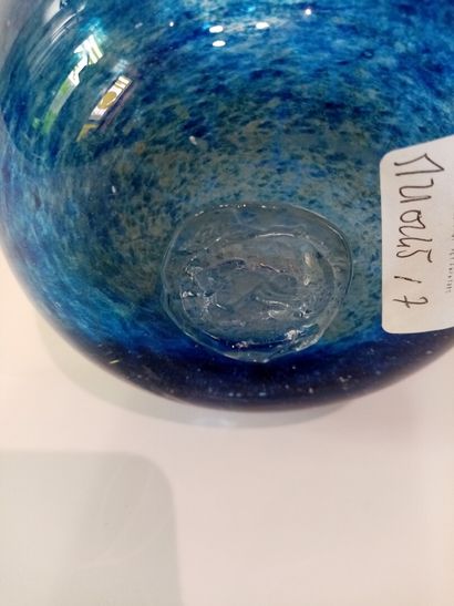 null Vase en verre soufflé main email bleu

H. 18 cm