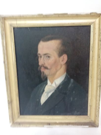 null Portrait d'homme aux binocles 

19e siècle 

Huile sur toile 

40 x 32 cm

(craquelures,...