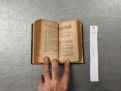 null Petrone. Le Satiricon. 1 volume in-16 relié cuir. Texte en latin. Paris, 16...