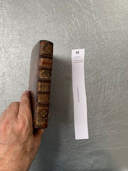 null Petrone. Le Satiricon. 1 volume in-16 relié cuir. Texte en latin. Paris, 16...