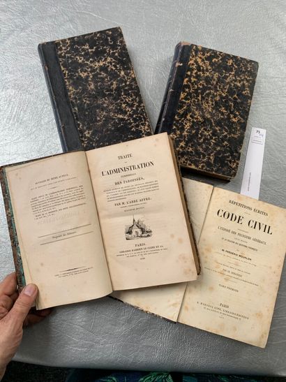 null Un ensemble de 4 volumes : Code civil par Moulont (1877) ; et : Traité de l'administration...