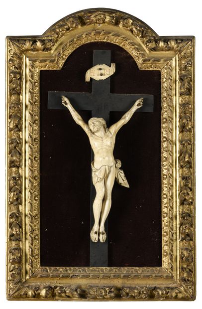 null Crucifix en ivoire dans un cadre en bois doré cintré.

18ème siècle 

Cadre...