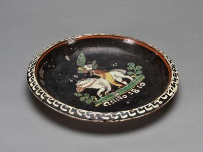null Assiette de mariage en terre cuite vernissée à décor d'un cavalier

Datée 1810

Alsace.

D...