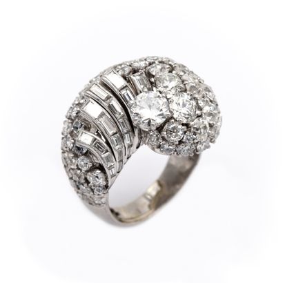 null Importante et belle bague tourbillon en platine intégralement sertie de diamants...