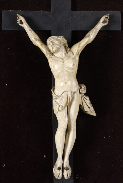 null Crucifix en ivoire dans un cadre en bois doré cintré.

18ème siècle 

Cadre...