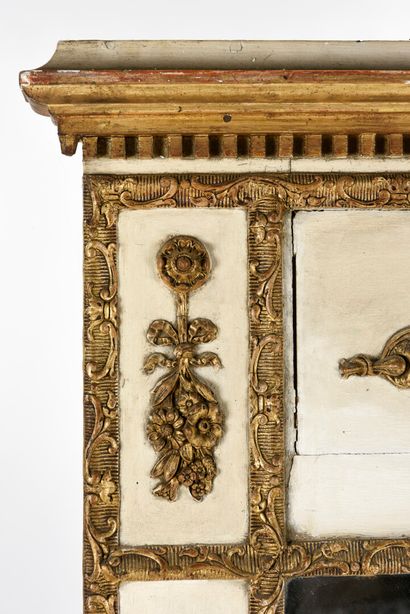 null Trumeau de boiserie en bois blanc et bois doré 

18ème siècle

160 x 97 cm