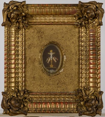 null Cadre reliquaire en bois et stuc doré 

19ème siècle

37 x 32 cm